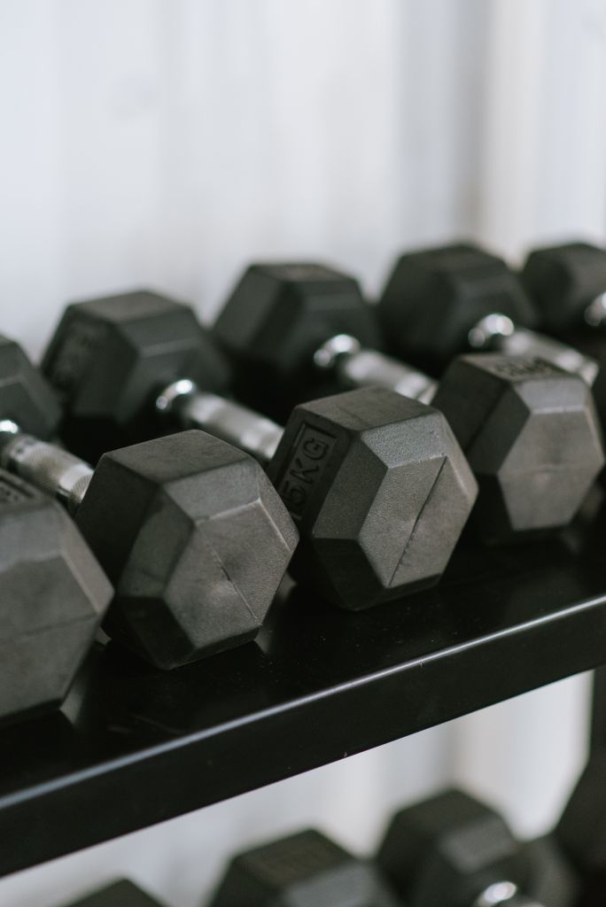 Dumbbells to show women's weight training is beneficial for weight loss